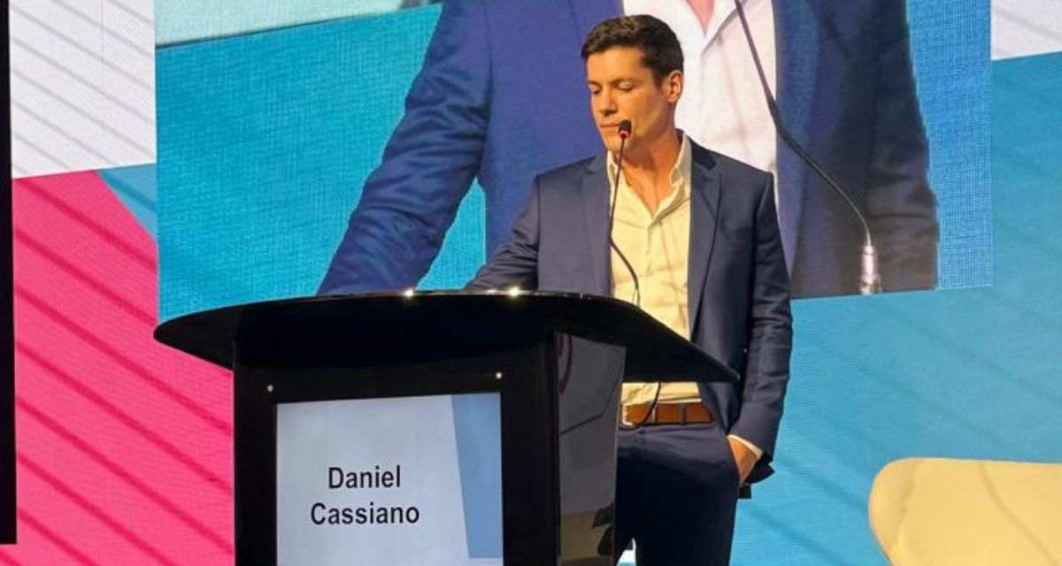 Dr. Daniel Cassiano palestrando em congresso médico